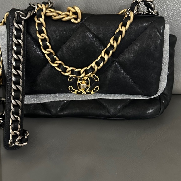 Chanel 19 - Picture 1 of 14